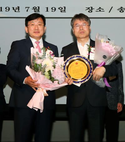 홍인성 인천 중구청장 참일꾼상 기초단체부문 수상(오른쪽)