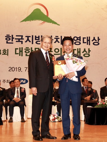 한국지방자치경영대상을 수상하고 있는 전동평 영암군수(오른쪽)