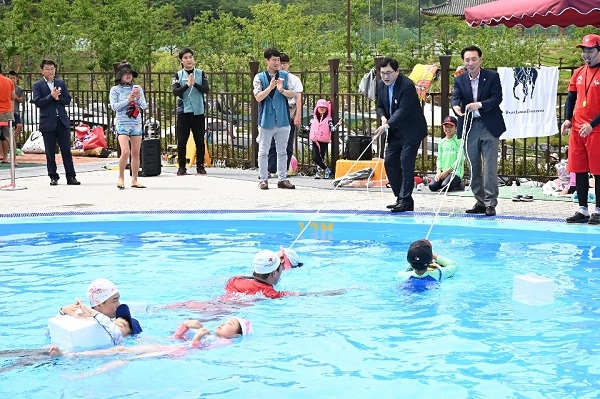 주낙영 경주시장이 생존 수영교육 중 일부인 익수자 줄 던져 구하기 체험을 하고 있다.