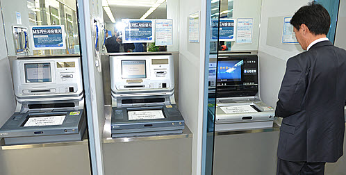 오는 7월부터 ATM기기에서 카드 현금서비스를 받을 때 이자율이 고지될 예정이다.<뉴시스>