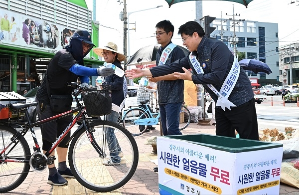 이영석 경주부시장이 지난 2일 경주 장날을 맞아 중앙시장에서 시민과 관광객들에게 얼음물을 나눠주고 있다.