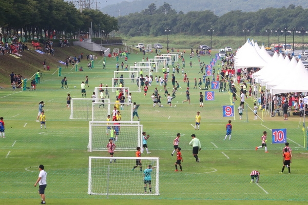 ‘화랑대기 전국 유소년축구대회’가 오는 8일 오후 6시 하이코에서 개막식을 시작으로 19일까지 12일 간 천년고도 경주에서 펼쳐진다.