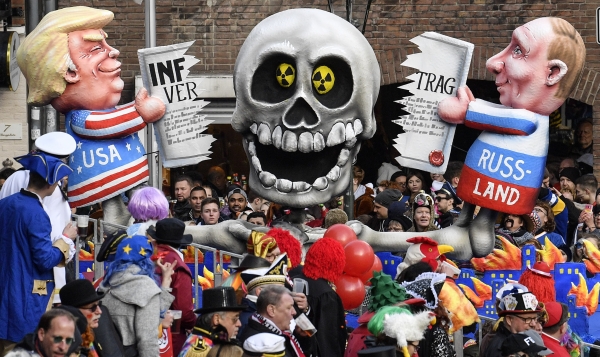 지난 3월 독일 뒤셀도르프 축제에 등장한 풍자 모형. 도널드 트럼프 미국 대통령과 블라디미르 푸틴 러시아 대통령이 중거리핵전력조약(INF)을 찢은 모습. [뉴시스]