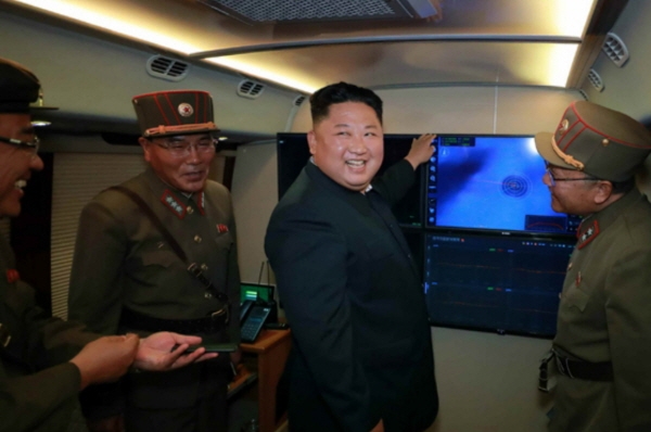 노동신문은 지난 3일 북한 김정은 국무위원장이 전날인 2일 새벽 새로 개발한 대구경조종방사포의 시험사격을 또다시 지도했다며 사진과 함께 3일 보도했다. [뉴시스]