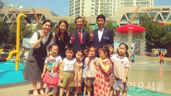 이태훈 달서구청장, 김인호 달서구의원이 지역 주민, 아이들과 기념촬영을 하고 있다.