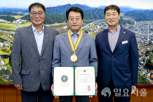 합천군은 지난 7일 한국소비자협회'2019년 한국소비자대상 시상식'에서 글로벌베스트행정부문 대상을 수상했다.     © 합천군 제공