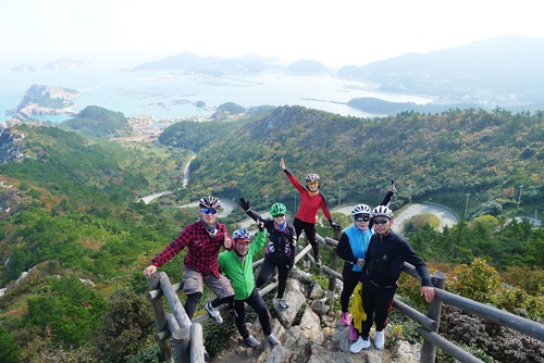 자전거 동아리 회원들이 흑산도 상라봉 정상에서 기념사진을 찍고있는 모습