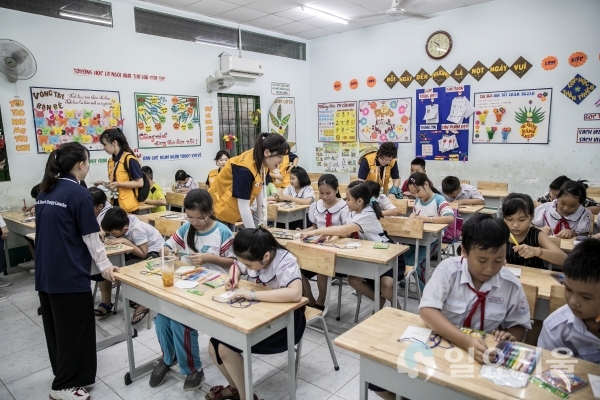 한국남동발전 해외봉사단이 베트남 호찌민 빈떤의 한 초등학교에서 체험활동을 펼치고 있다.     © 한국남동발전(주) 제공
