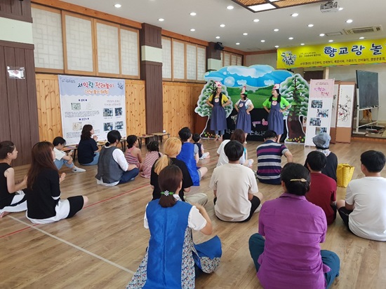 나주향교 굽은소나무학교에서 인형극이 공연되고 있는 모습