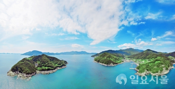 노도 문학의 섬(사진 왼쪽 섬).     © 남해군 제공