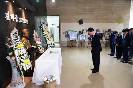 김종식목포시장이 김대중노벨평화상기념관에 마련된 추모공간에서 헌화묵념을 하고있다