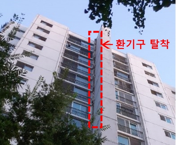 지난 18일 환기구조물이 떨어진 경기 수원시 권선구의 한 아파트. [사진=경기 수원시 제공]