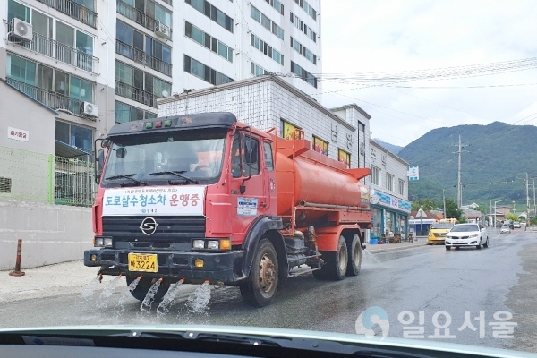 남해군이 폭염 기간 중 운행하고 있는 도로살수차     © 남해군 제공