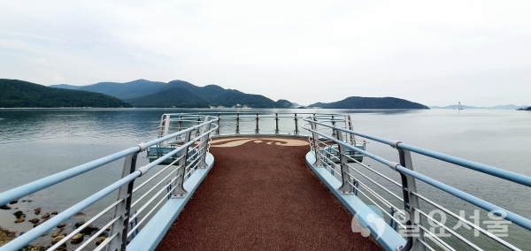 가포해안변공원의 해안전망대. 마창대교와 마산만의 전경을 감상할 수 있다.