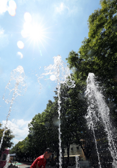 전국 대부분 지역에서 폭염 특보가 발효 중인 지난 14일 서울 서초구 뒷벌어린이공원 분수대에서 물줄기가 뿜어져 나오고 있다. [뉴시스]