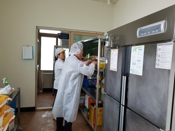 안동시가 추석 명절을 앞두고 시민들이 안심하고 식품을 구매할 수 있도록 오는 8월 21일부터 27일까지 추석 성수 식품 위생관리 실태를 집중 점검한다.