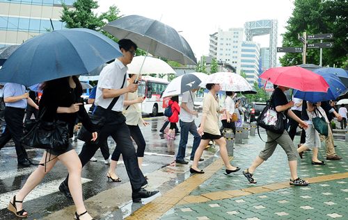 제7호 태풍 ‘카눈(KHANUN)’의 영향으로 전국 대부분 지방에 비가 내리고 있는 가운데 19일 오전 서울 종로구 안국동사거리에서 시민들이 우산을 쓰고 발길을 재촉하고 있다. <사진자료=뉴시스>