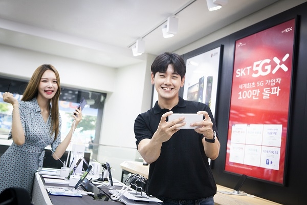 ▲ SK텔레콤 모델들이 서울 명동에 위치한 대리점에서 ‘갤럭시 노트10’으로 5G 서비스를 사용하고 있다. / 사진출처 =SK텔레콤