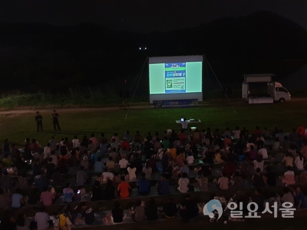 진주시 하대동 남강둔치에서 열린 '추억이 함께하는 강변 영화제'에 가족을 동반한 동민들이 영화를 관람하기 위해 운집해 있다.     © 이도균 기자