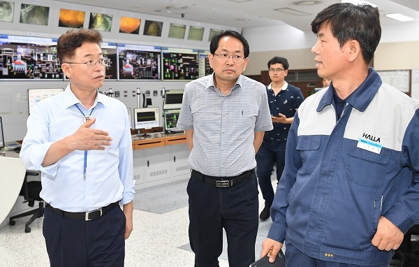이철우 도지사(좌측)가 22일 강남자원회수시설을 방문해 운영상황을 비교 점검했다.