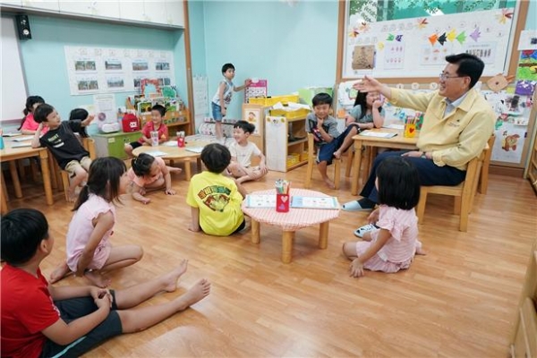 ▲지역 어린이집에 방문한 유덕열 동대문구청장이 아이들과 이야기를 나누고 있다.