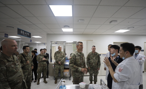 제 65의무여단 및 브라이언 올굿 육군병원 방문단이 동산병원 응급의료센터를 둘러보고 있다.