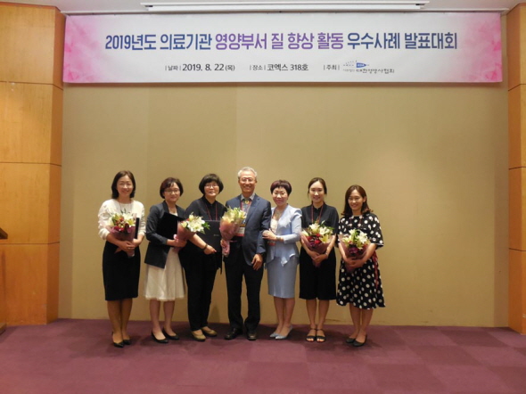왼쪽에서 네 번째 김성호 병원장, 세 번째 박연우 팀장
