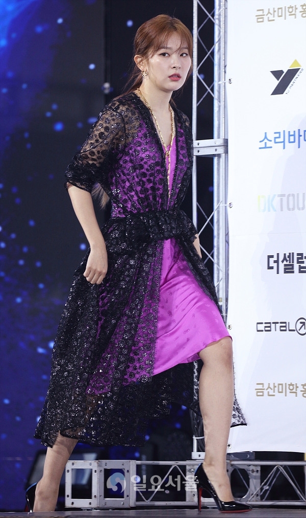2019 소리바다어워즈 블루카펫 행사에 참석한 레드벨벳 슬기