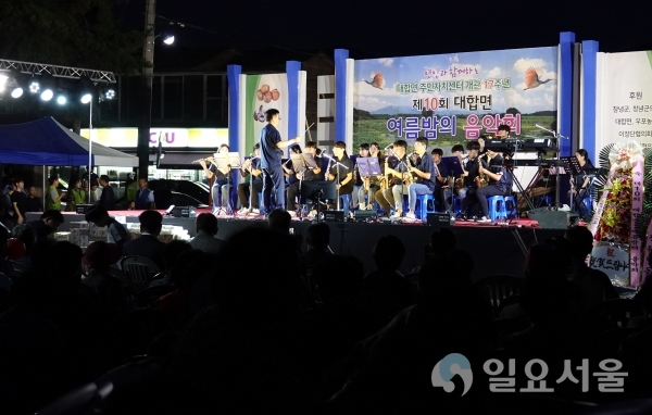 22일, 대성중고등학교 오케스트라 동아리가 여름밤의 음악회에서 공연을 하고 있다.     © 창녕군 제공