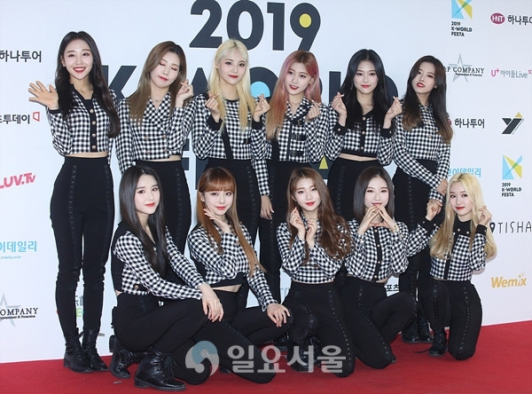 2019 케이월드 페스타 폐막식 포토월 행사에 참석한 이달의 소녀