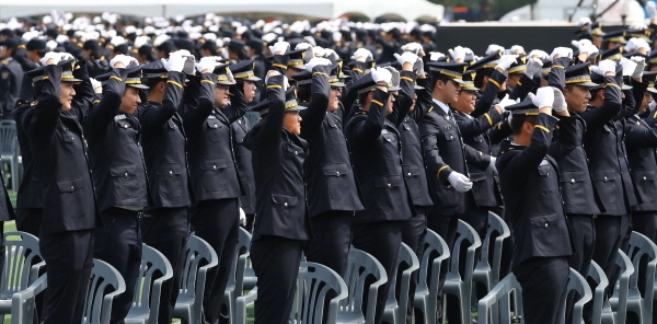 충북 충주 중앙경찰학교 대운동장에서 열린 중앙경찰학교 296기 졸업식에서 신임 경찰들이 가족들을 향해 인사하고 있다. [뉴시스]