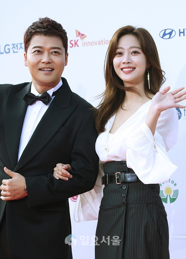 서울드라마어워즈 2019 레드카펫 행사에 참석한 전현무-조보아