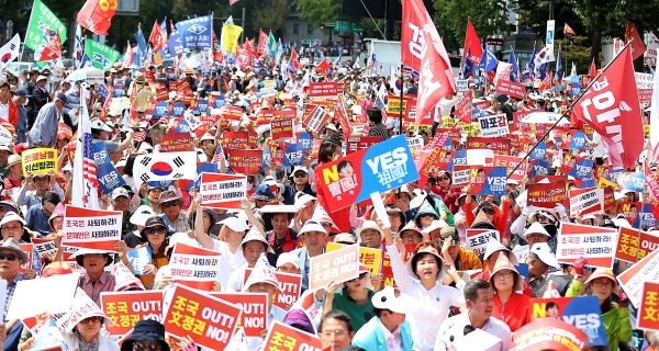 자유한국당의 '살리자 대한민국 문 정권 규탄' 집회가 열린 31일 오후 서울 종로구 사직공원 인근에서 참석자들이 구호를 외치고 있다. [뉴시스]