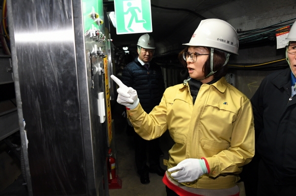은수미 성남시장이 2018년 12월 13일 통신, 전력, 기계시설등을 지하공간에서 유지 관리하는 분당 공동구를 찾아 현장 점검했다.
