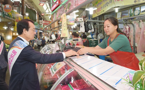 김종식 시장이 동부시장에서 목포사랑상품권으로 구매하고있다