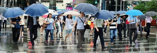 제7호 태풍 ‘카눈(KHANUN)’의 영향으로 전국 대부분 지방에 비가 내리고 있는 가운데 19일 오전 서울 종로구 안국동사거리에서 우산을 쓴 시민들이 횡단보도를 건너고 있다. <사진자료=뉴시스>