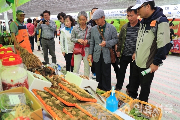 2018년 산청한방약초축제 약초판매장터 둘러보는 관람객들  © 산청군 제공