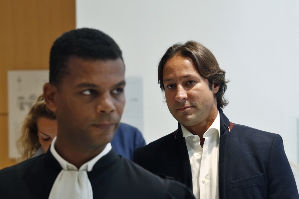하사 빈트 살만 사우디 공주의 경호원인 레이나 사이드(오른쪽)가 12일 프랑스 파리 지방 법원에 도착하고 있다. [뉴시스]