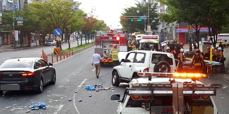 15일 오전 7시경 전북 군산시 수송동의 한 병원 앞 도로에서 A(23)씨가 몰던 K5 승용차와 코란도 승용차가 충돌했다. [사진=군산소방서 제공]