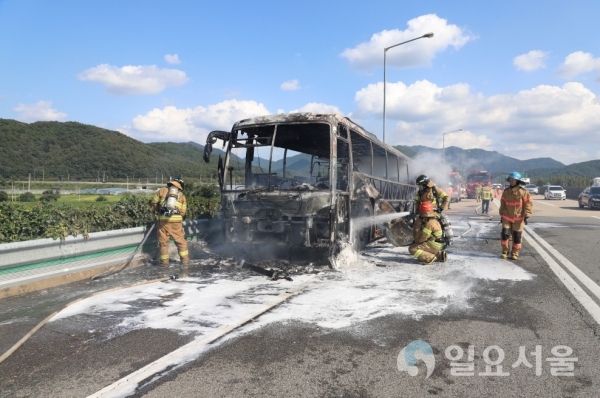 대전통영고속도로 고성 연화산 나들목 인근에서 견인돼 가던 36인승 버스에 화재가 발생해 소방관들이 화재를 진화한 모습  © 고성 소방서 제공