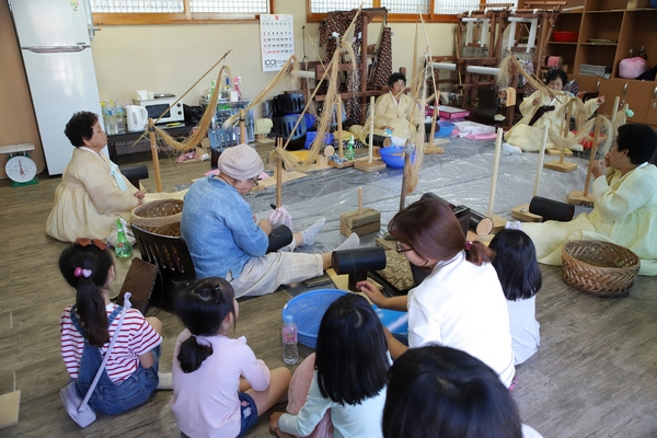안동시가 오는 21일부터 이틀간 안동포타운에서‘전통, 길쌈, 안동포 오늘에 녹아들다’라는 주제로 ‘2019 빛 타래 길쌈 문화제’를 개최한다.