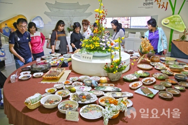 산청한방약초축제 약선음식 전시  © 산청군 제공