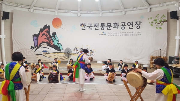 한국전통문화공연장에서 무형문화재 농악 체험 프로그램을 운영하고 있다.