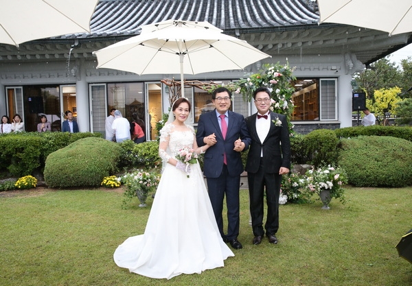 주낙영 경주시장(가운데)이 지난 21일 국제문화교류관에서 작은 결혼식을 올린 부부와 함께 기념사진을 찍고 있다.