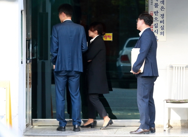 검찰 수사관들이 23일 오전 서울 서초구 방배동 조국 법무부 장관 자택 압수수색을 하기 위해 건물로 들어서려 하고 있다. [뉴시스]