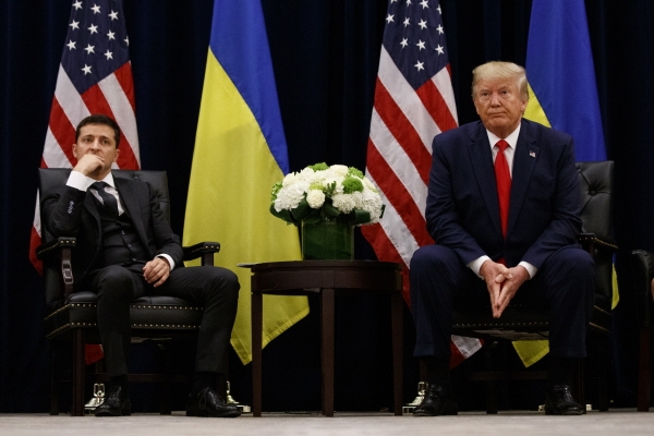 심각한 표정의 도널드 트럼프 미국 대통령(오른쪽)과 볼로디미르 젤렌스키 우크라이나 대통령. [뉴시스]