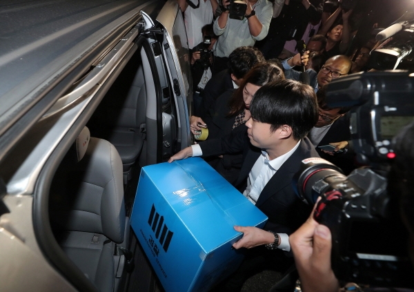 검찰 수사관들이 지난 23일 오후 서울 서초구 방배동 조국 법무부 장관 자택 압수수색을 마친 뒤 압수물품이 담긴 상자를 들고 차량으로 이동하고 있다. [뉴시스]