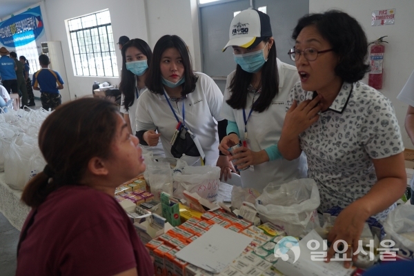 필리핀 BASA 공군기지에서 처방된 의약품을 나눠주는 삼천포 서울병원  © 한국항공우주산업(주) 제공