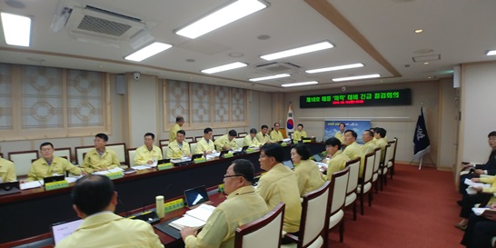 박우량 신안군수는 제18호 태풍 미탁 대비 긴급 대책회의를 소집하고 있다