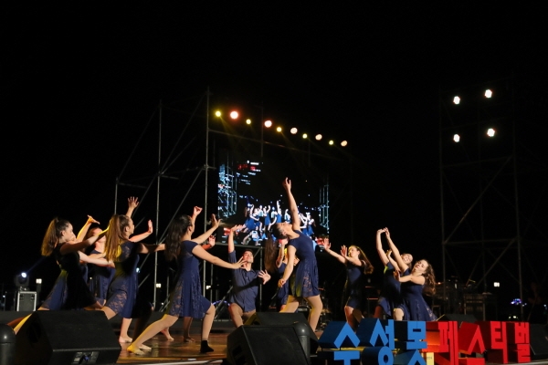 호주 청소년공연단이 수성못페스티벌 수상무대에서 공연을 펼치고 있다.